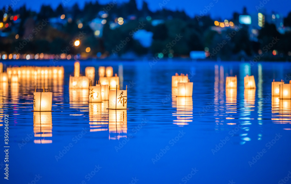 Φωτογραφία lantern floating on green lake park for memorial of Hiroshima,Wa,usa