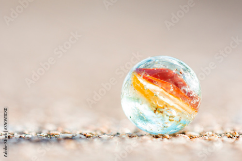 Obraz na płótnie Orange and yellow marble ball w salonie