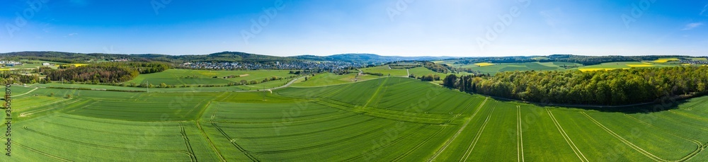 Panoramaaufnahme der Landschaft im Taunus im Frühling