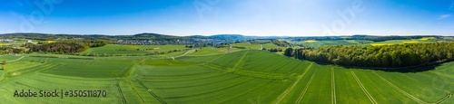 Panoramaaufnahme der Landschaft im Taunus im Fr  hling