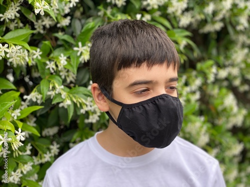 giovane ragazzo con la mascherina anti virus