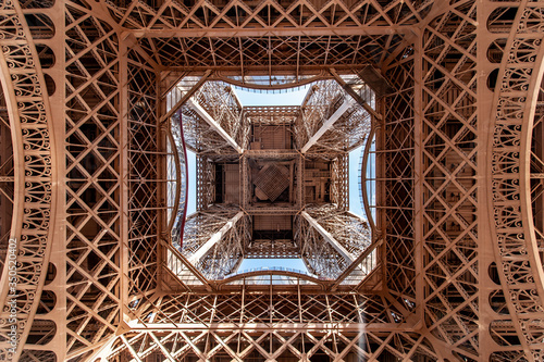 Eiffelturm von unten