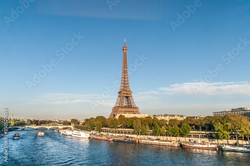 Eiffelturm hinter der Seine © Blaubach Fotografie
