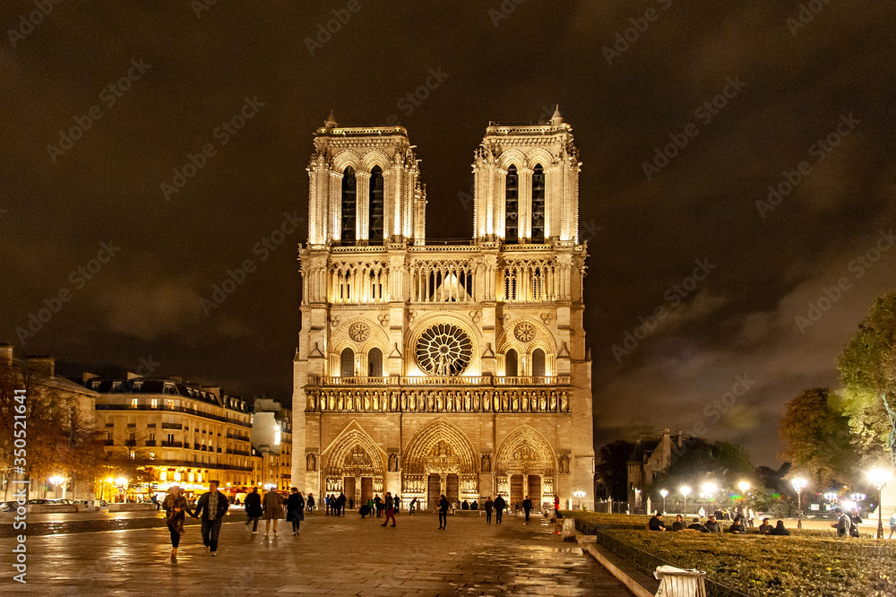 Notre-Dame Paris bei Nacht