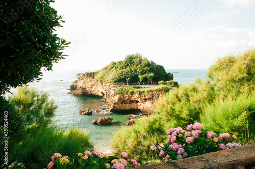 Billede på lærred Vue en format paysage d'un îlot situé dans le sud de la France entouré de verdur