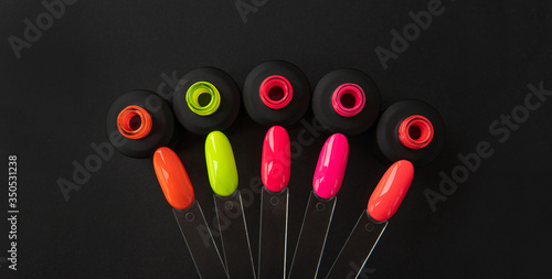 Fotografie Manicure nail polish samples with bottles in different colors