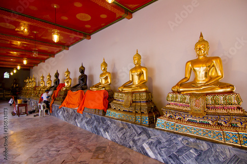 Line of sitting Buddhas at the Wat Pho temple, Bangkok, Thailand © Lukas Uher