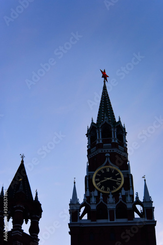 Photography 夕暮れ時の赤の広場のスパスカヤ塔、モスクワ、ロシア。Spasskaya Tower on Red Square in Moscow, Russia in sun