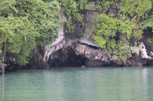 Grotte sur la baie d'Halong, Vietnam