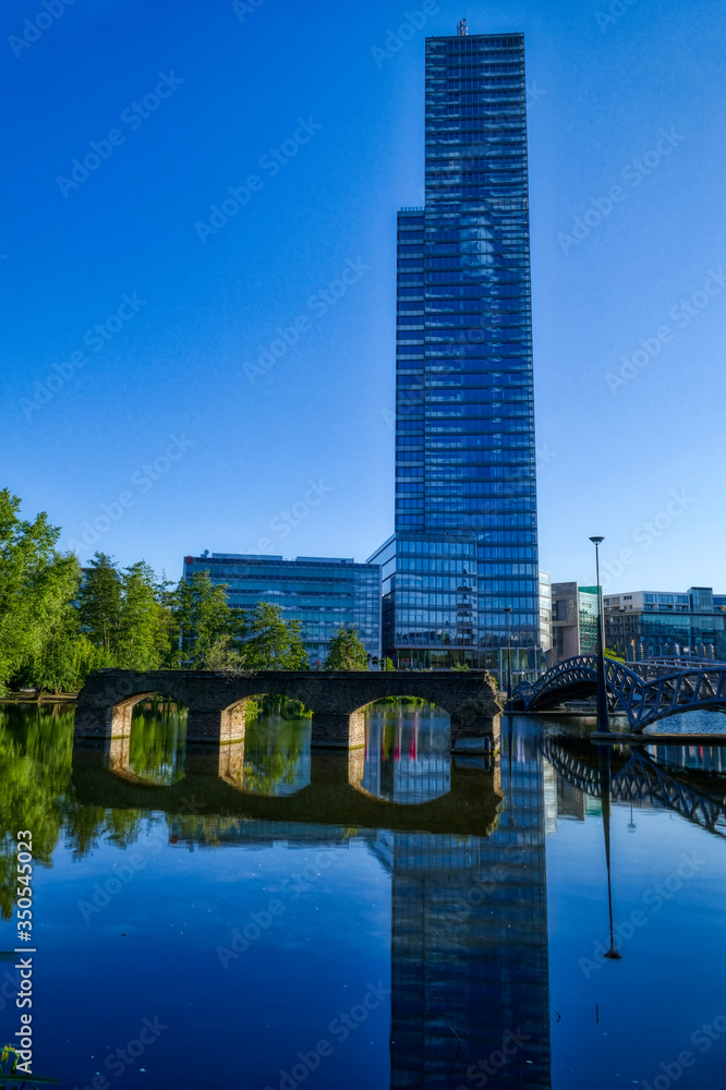 Fototapeta premium Hochhaus in einem öffentlichen Business-Park in Köln