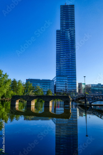 Hochhaus in einem   ffentlichen Business-Park in K  ln