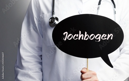 Jochbogen. Arzt mit Stethoskop hält Sprechblase in Hand. Text steht im Schild. Gesundheitswesen, Medizin