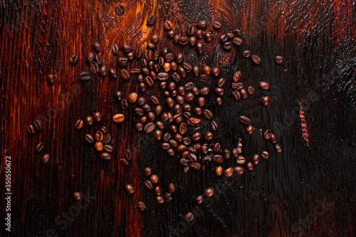 Obraz na płótnie Coffee beans on the wooden table w salonie