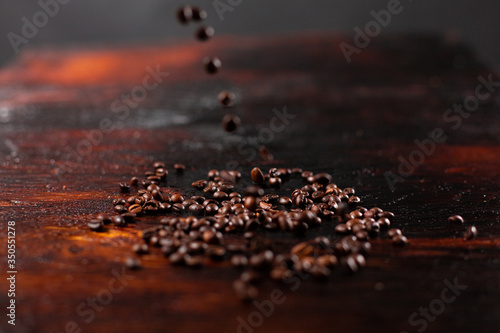 Obraz na płótnie Coffee beans on the wooden table w salonie