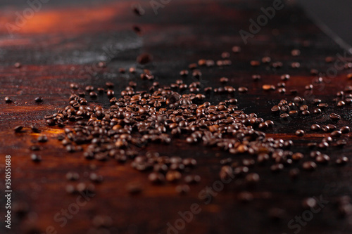 Obraz na płótnie Coffee beans on the wooden table w salonie