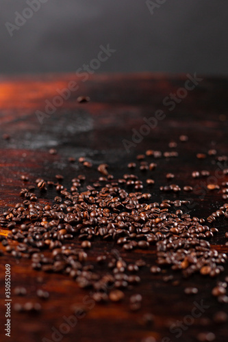 Obraz na płótnie Coffee beans on the wooden table w salonie