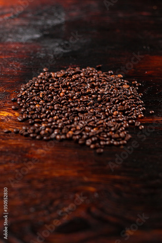 Obraz na płótnie Coffee beans on the wooden table w salonie