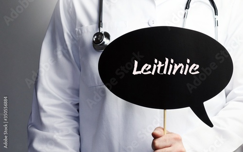 Leitlinie. Arzt mit Stethoskop hält Sprechblase in Hand. Text steht im Schild. Gesundheitswesen, Medizin photo