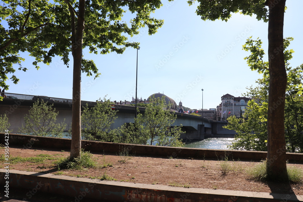Le Pont Morand à Lyon sur le fleuve Rhône - Ville de Lyon - Département du Rhône - France Le Pont Morand à Lyon sur le fleuve Rhône - Ville de Lyon - Département du Rhône - France