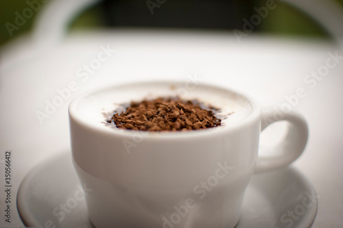 taza de caf   de sobre descafeinado con leche y azucar