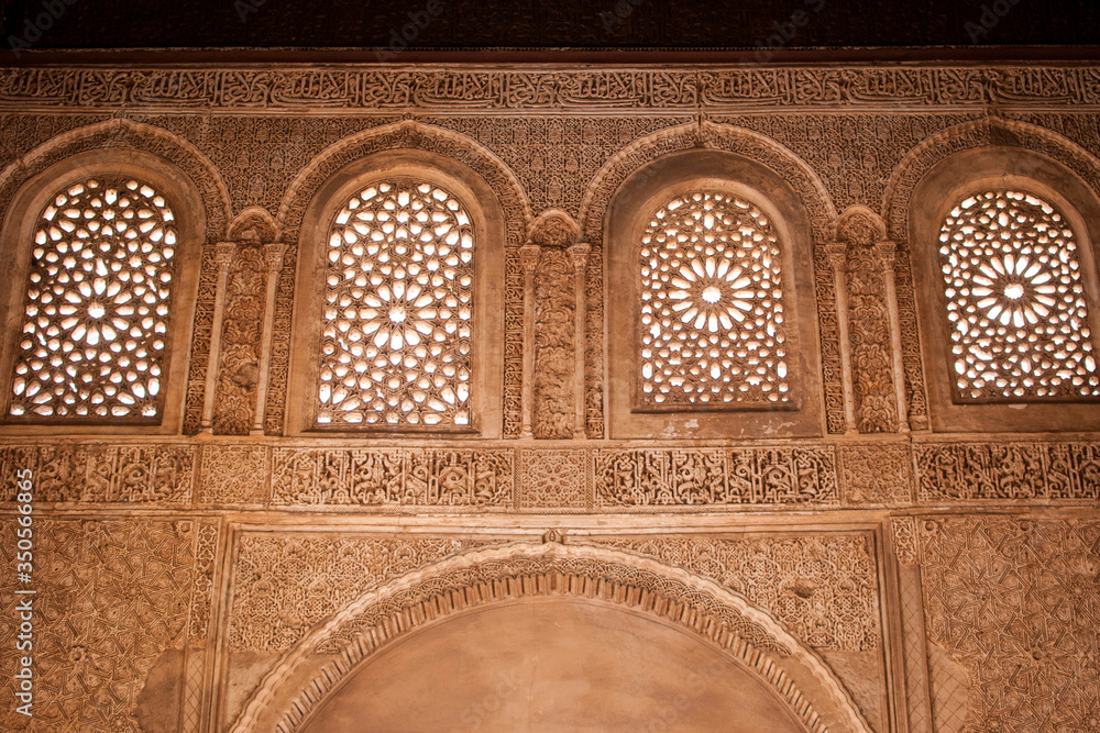 decoración geométrica musulmana en la alhambra de granada, andalucía, españa