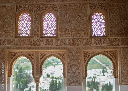 Fototapeta Naklejka Na Ścianę i Meble -  pared decorada en la alhambra, granada, andalucía, españa