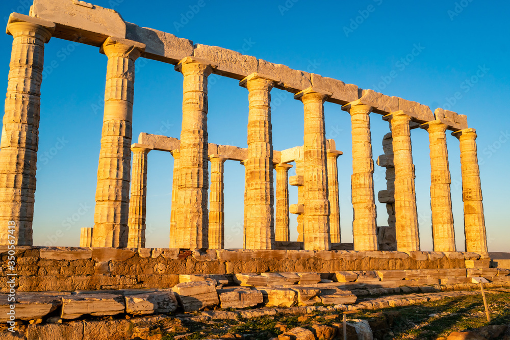 Fototapeta premium sunshine on ancient columns of parthenon in athens