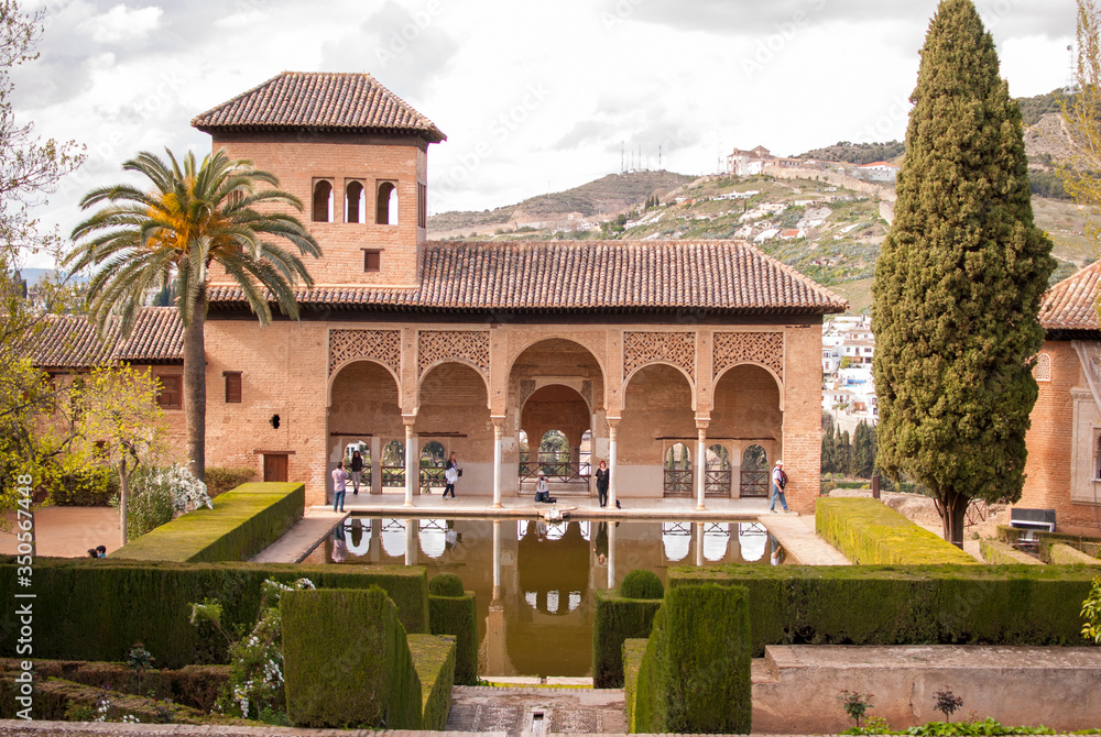 Fototapeta premium Estanque con edificio Alhambra, Granada, Andalucía, España