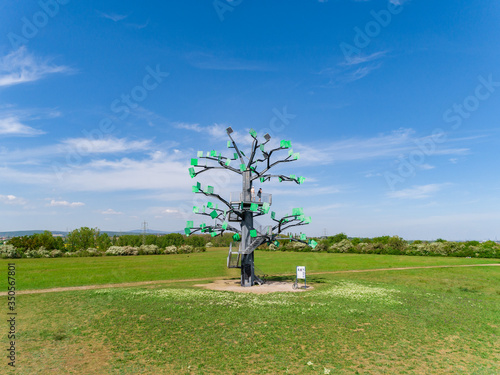 Der Eisenbaum ist ein Aussichtsturm zwischen Hochheim und Flörsheim und an der Regionalpark Rundroute gelegen. Er bietet weite Ausblicke in die Rhein-Main Region. photo