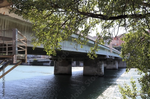 Le pont De Latte De Tassigny à Lyon sur le fleuve Rhône - Ville de Lyon - Département du Rhône - France