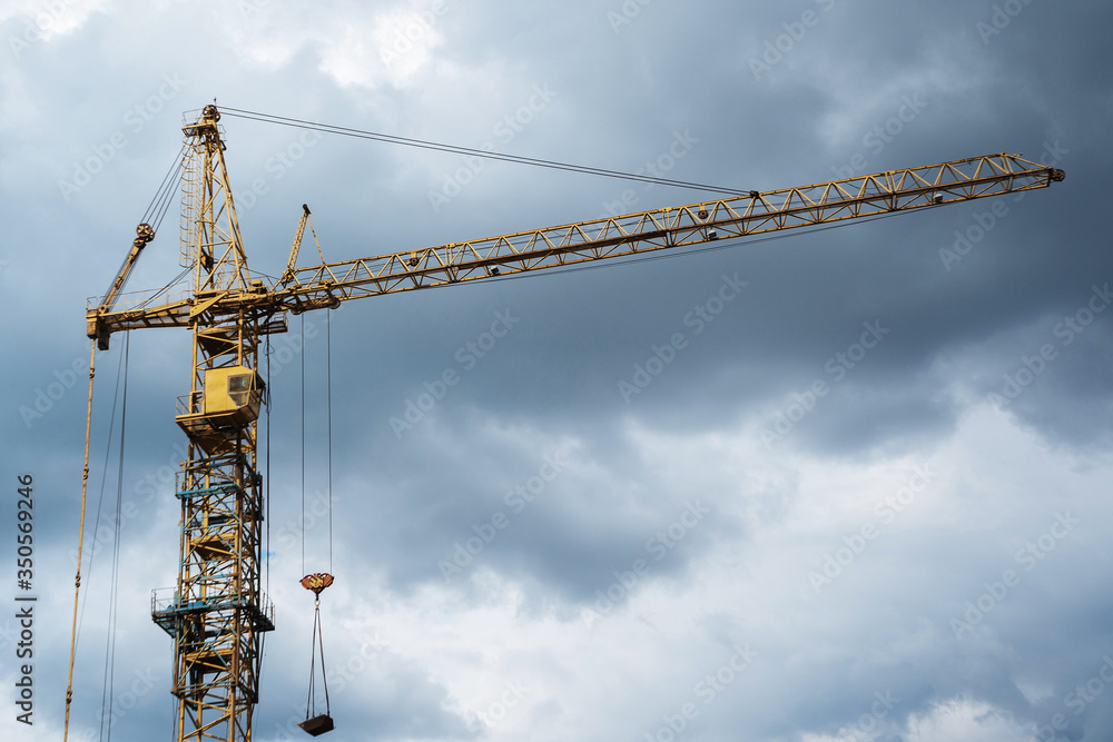 Operation of a tower crane during the construction of a multi-storey building Operation of a tower crane during the construction of a multi-storey building