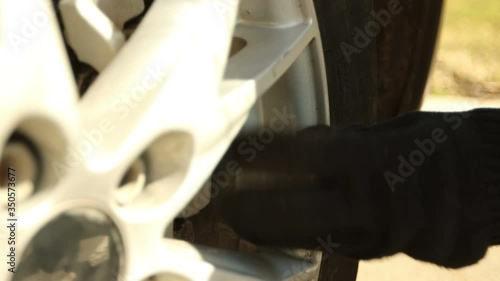 Screwing up nipple plug to wheel after pumping up