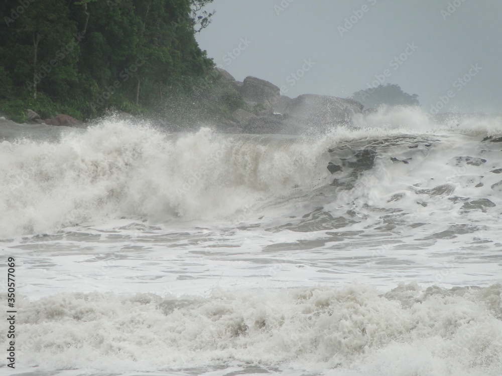 Obraz premium Rough sea on a rainy day on the north coast of São Paulo, Brazil