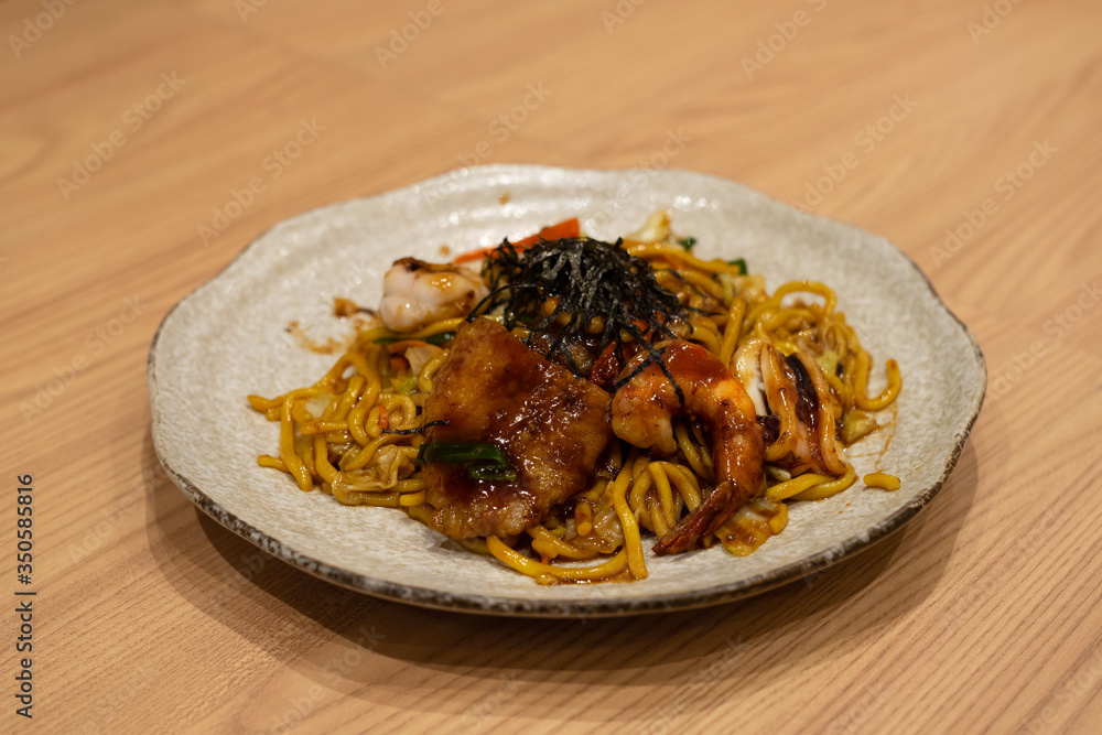 Φωτογραφία Yakisoba Japanese food of fried noodles with vegetables and shrimp