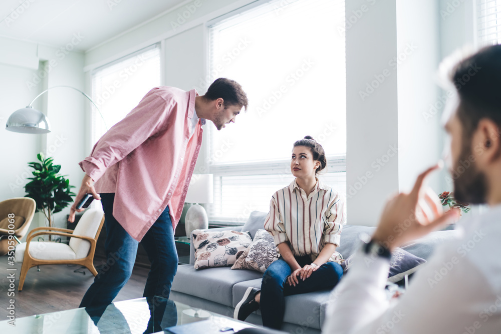 Obraz premium Young friends disputing in flat