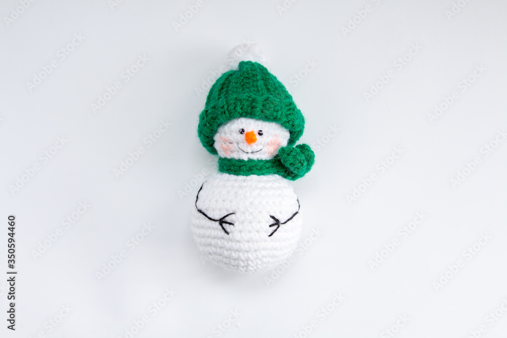 Obraz premium knitted snowman on a white background