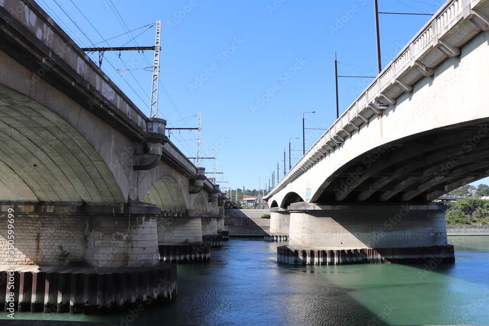 Le pont Raymond Poincaré à Lyon et le viaduc ferrovière parallèle sur le fleuve Rhône - Ville de Lyon - Département du Rhône - France Le pont Raymond Poincaré à Lyon et le viaduc ferrovière parallèle sur le fleuve Rhône - Ville de Lyon - Département du Rhône - France