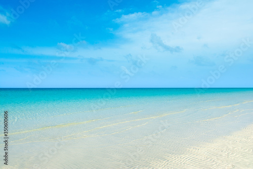 Fototapeta Naklejka Na Ścianę i Meble -  Beautiful landscape of clear turquoise ocean and sandy beach in Saadiyat island