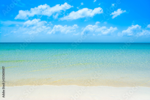 Fototapeta Naklejka Na Ścianę i Meble -  Beautiful landscape of clear turquoise ocean and sandy beach in Saadiyat island