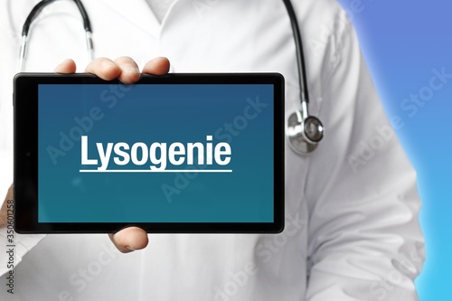 Lysogenie. Arzt mit Stethoskop hält Tablet-Computer in Hand. Text im Display. Blauer Hintergrund. Krankheit, Gesundheit, Medizin photo