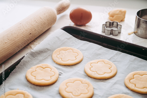 Making of round shortcrust cookies