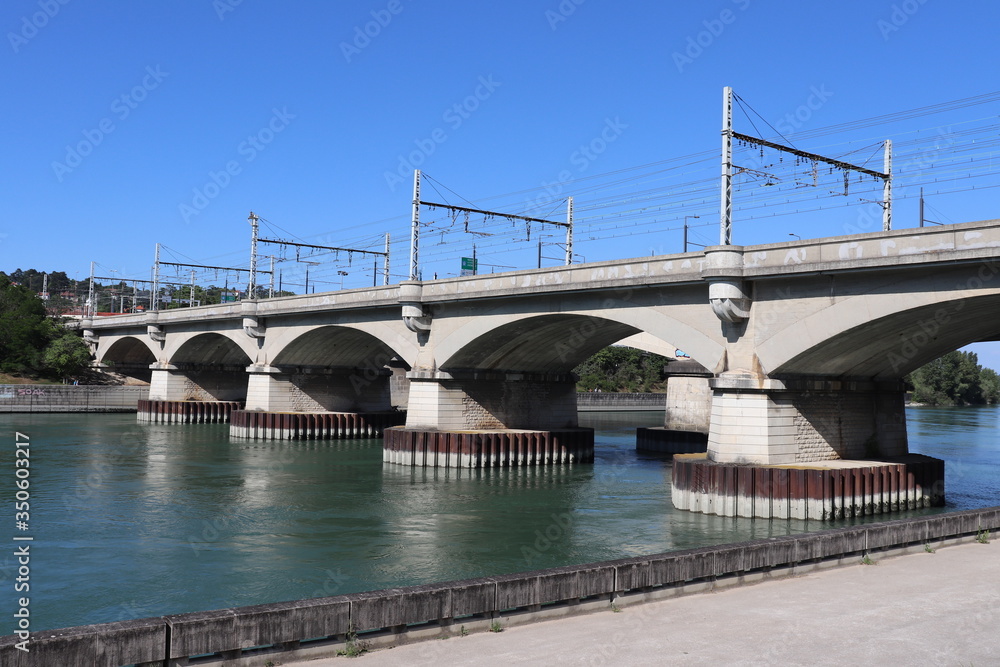 Le viaduc ferrovière sur le fleuve Rhône à Lyon parallèle au pont Raymond Poincaré - Ville de Lyon - Département du Rhône - France