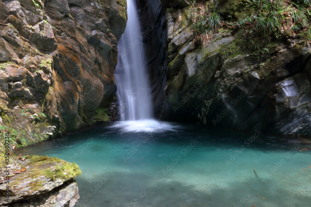Fototapeta premium Ciesz się atmosferą wodospadu Mitsuru Gongen (miasto Tosa, prefektura Kochi)