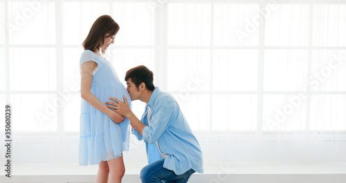 Billede på lærred pregnant couple expecting baby