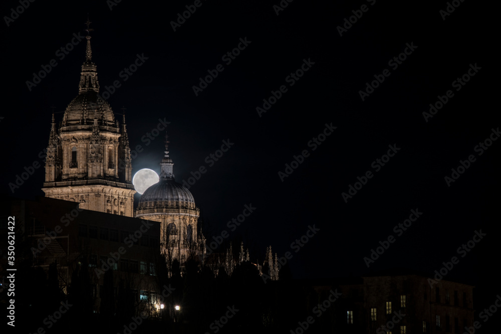 Catedral de Salamanca con luna al fondo