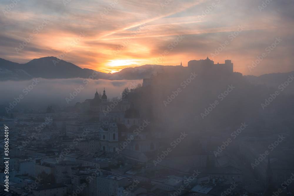 Sonnenaufgang im Winter über der Stadt Salzburg