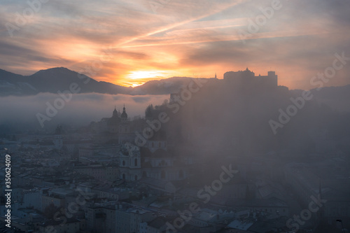 Sonnenaufgang im Winter über der Stadt Salzburg