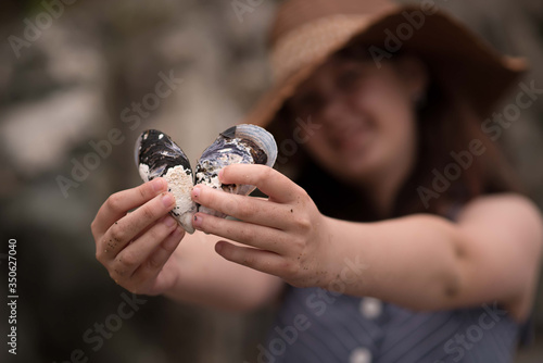 the girl holds shells in the form of a heart