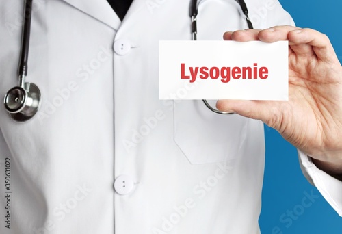Lysogenie. Doktor mit Stethoskop (isoliert) zeigt Karte. Hand hält Schild mit Text. Blauer Hintergrund. Medizin, Gesundheitswesen photo