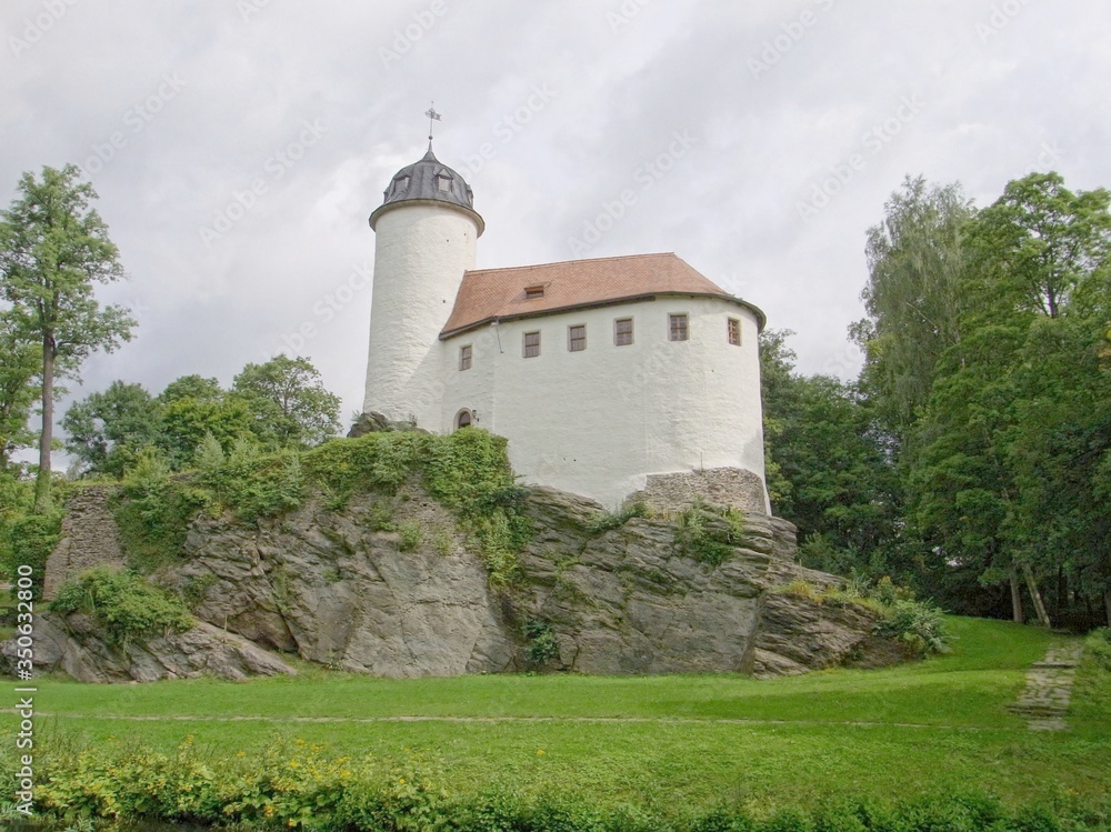 Castle Rabenstein - the smallest castle in Saxony (Germany) Castle Rabenstein - the smallest castle in Saxony (Germany)